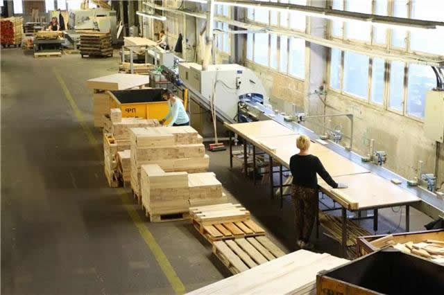 How can I choose a reliable office furniture manufacturer?
