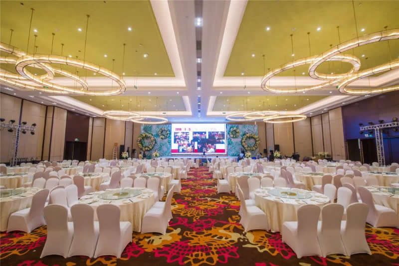How to choose tables and chairs in the banquet hall?